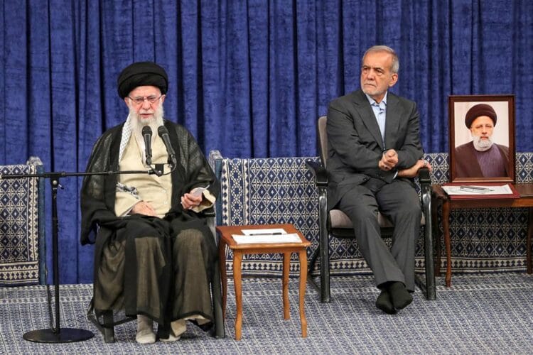 მედიის ცნობით, ირანის პრეზიდენტმა, მასუდ ფეზეშქიანმა სულიერ ლიდერს, აიათოლა ალი ხამენეის სთხოვა, თავიდან აიცილონ ისრაელზე პირდაპირი თავდასხმა