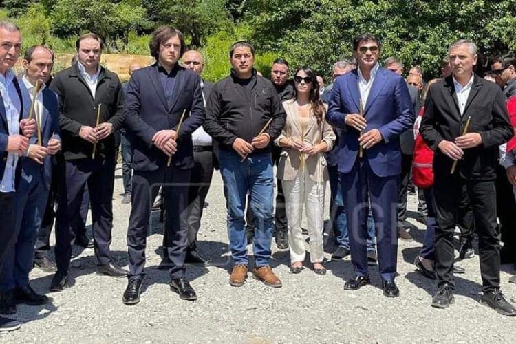 პრემიერ-მინისტრმა და ხელისუფლების წარმომადგენლებმა შოვში, ტრაგედიის დროს დაღუპულთა ხსოვნას პატივი მიაგეს