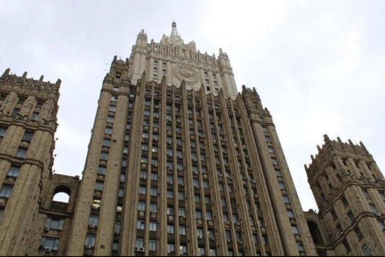 რუსეთში აცხადებენ, რომ მოსკოვის, დასავლეთ რეგიონებისა და ოკუპირებული ყირიმის მიმართულებით რუსულმა საზენიტო დანაყოფებმა 33 უკრაინული დრონი ჩამოაგდეს