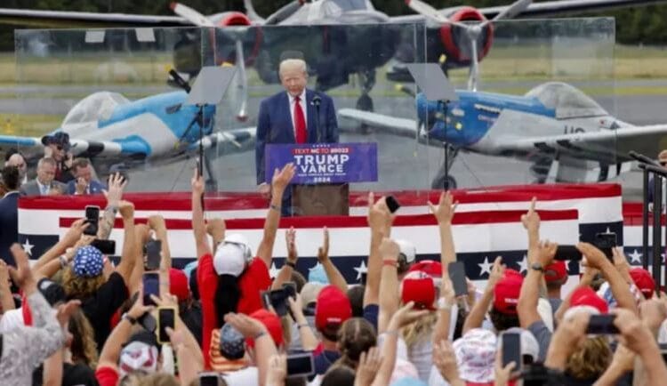 „ბიბისი“ – დონალდ ტრამპი თავდასხმის შემდეგ მხარდამჭერებს ღია სივრცეში პირველად შეხვდა, ტრიბუნასთან ტყვიაგაუმტარი მინა იყო დამონტაჟებული