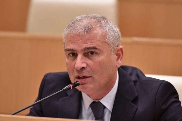 ირაკლი ქადაგიშვილი – ევროპას აშშ-თან ურთიერთობაში მოუწია თავდაცვით რეჟიმში გადასვლა და აღიარება, რომ სხვა ქვეყნების საქმეებში ჩარევა არც დემოკრატიაა, არც მეგობრობა და არც პარტნიორობა