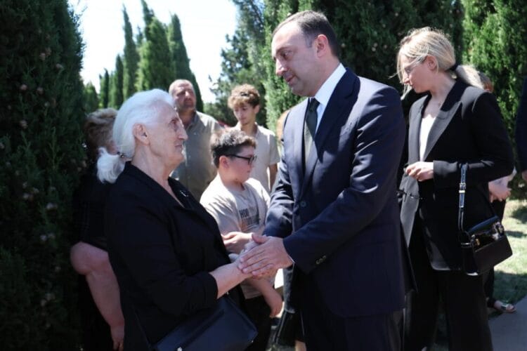 ირაკლი ღარიბაშვილმა, მეუღლესთან ერთად, მუხათგვერდის ძმათა სასაფლაოზე ომში დაღუპული სამხედროების ოჯახის წევრებს მიუსამძიმრა