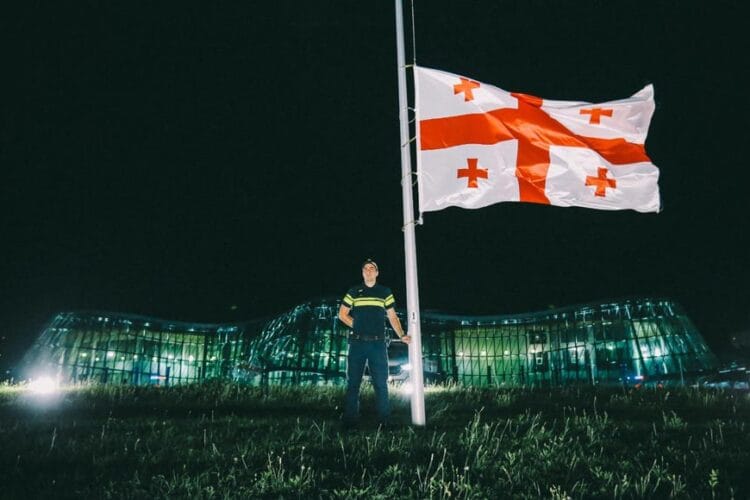 2008 წლის აგვისტოს ომში დაღუპულთა ხსოვნის პატივსაცემად შსს-ს ყველა შენობაზე სახელმწიფო დროშები დაშვებულია