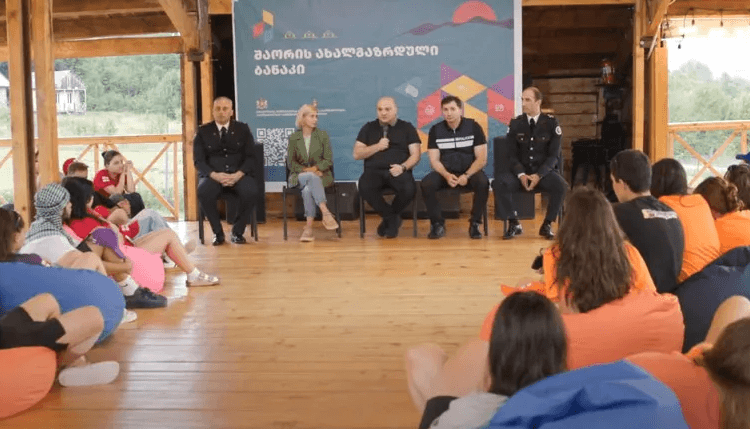 შინაგან საქმეთა მინისტრის მოადგილე ალექსანდრე დარახველიძე რაჭაში, შაორის ახალგაზრდულ ბანაკს ესტუმრა