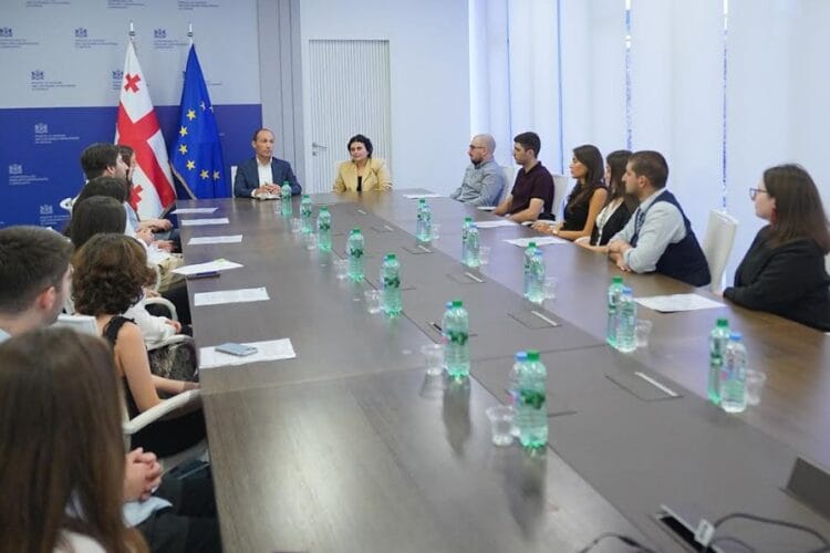 ლევან დავითაშვილი ანაზღაურებადი სტაჟირების სამთავრობო პროგრამის მონაწილეებს შეხვდა