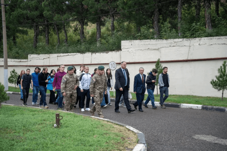 სპეციალური ოპერაციების სარდლობის ბაზას ახალგაზრდული პარლამენტის წევრები ესტუმრნენ