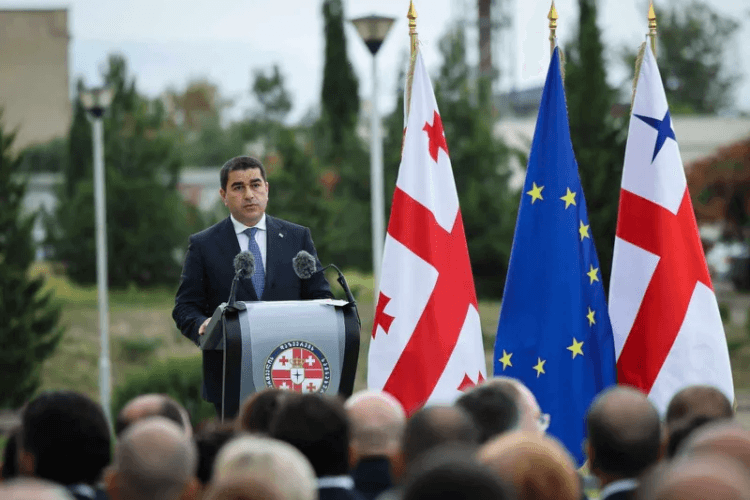 შალვა პაპუაშვილი – დაზვერვის სამსახურს წამყვანი როლი აქვს ჩვენი ეროვნული უსაფრთხოების სისტემაში – თქვენი ძალისხმევა, დაიცვათ საქართველო შიდა და გარე საფრთხეებისგან ხელს უწყობს მშვიდობას, უსაფრთხოებასა და კეთილდღეობას ჩვენს ქვეყანაში
