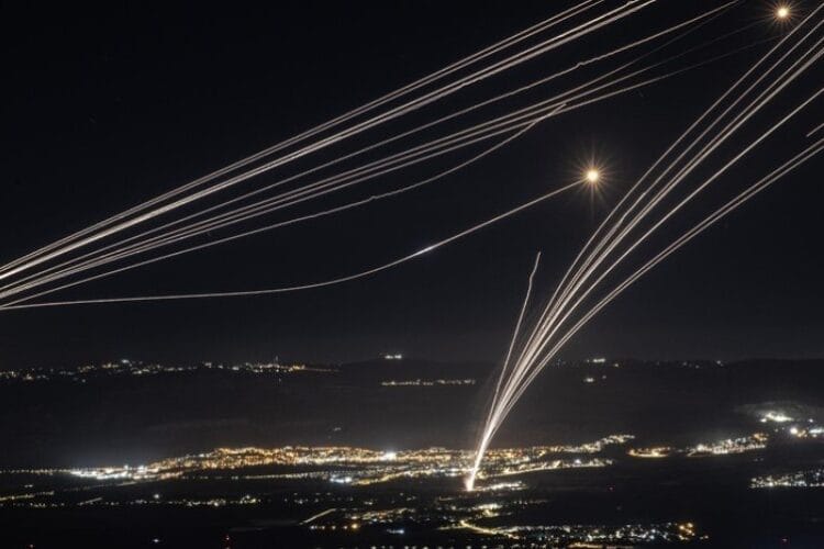 ისრაელის თავდაცვის ძალებში აცხადებენ, რომ გასულ ღამეს ლიბანიდან ისრაელის მიმართულებით 50-ზე მეტი რაკეტა გაუშვეს