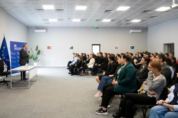 მიხეილ სარჯველაძე ჯანდაცვის სამინისტროს სისტემაში დასაქმებულ სტაჟიორებს შეხვდა