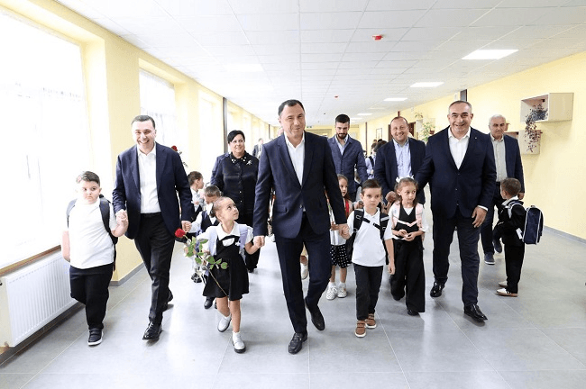 გიორგი ამილახვარი თბილისის 160-ე საჯარო სკოლას ეწვია, მინისტრმა მასწავლებლებსა და მოსწავლეებს სწავლის დაწყება მიულოცა