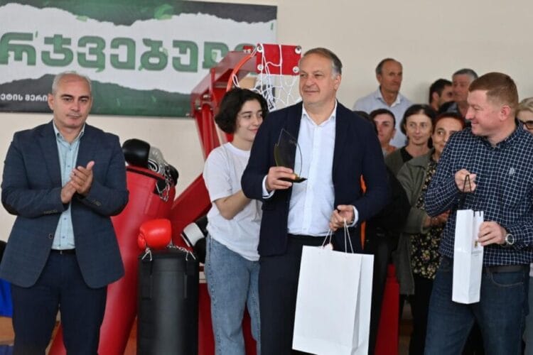 სპორტის სამინისტრომ საჩხერისა და ჭიათურის მუნიციპალიტეტების სპორტულ დაწესებულებებს ინვენტარი და ეკიპირება გადასცა