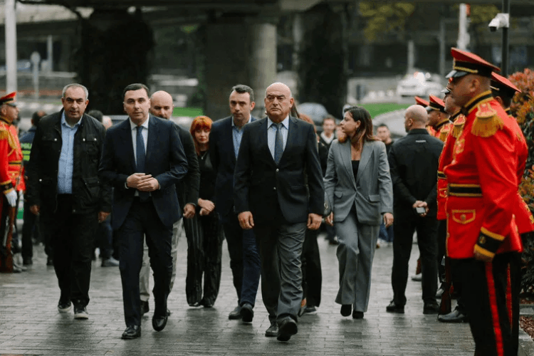 გიორგი ტყემალაძემ და საკრებულოს წევრებმა სოხუმის დაცემის დღესთან დაკავშირებით, აფხაზეთში დაღუპულ გმირთა მემორიალი გვირგვინით შეამკეს