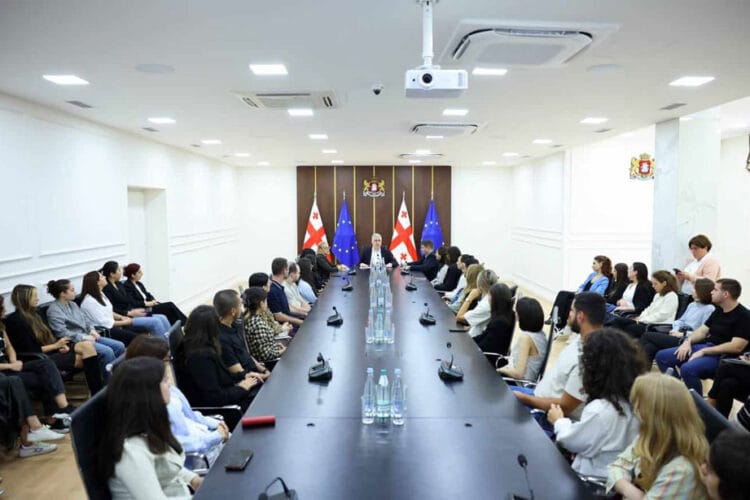 ოთარ შამუგია სტაჟირების სამთავრობო პროგრამის მონაწილეებს შეხვდა