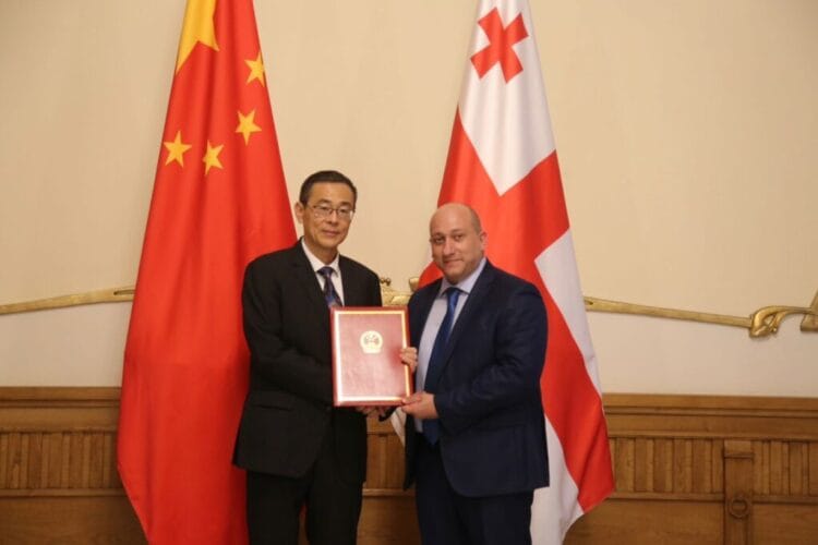 ჩინეთის ელჩმა ალექსანდრე ხვთისიაშვილს გადასცა ნოტა, რომლის თანახმადაც, 30 სექტემბრიდან საქართველოს მოქალაქეებს საშუალება აქვთ, ჰონგ-კონგში უვიზოდ იმოგზაურონ