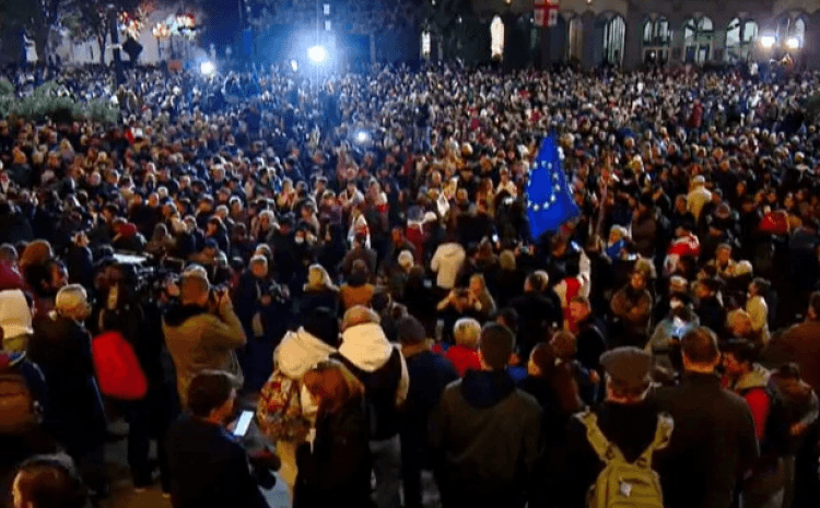 პარლამენტთან სალომე ზურაბიშვილის მიერ დაანონსებული აქციის მონაწილეები შეიკრიბნენ