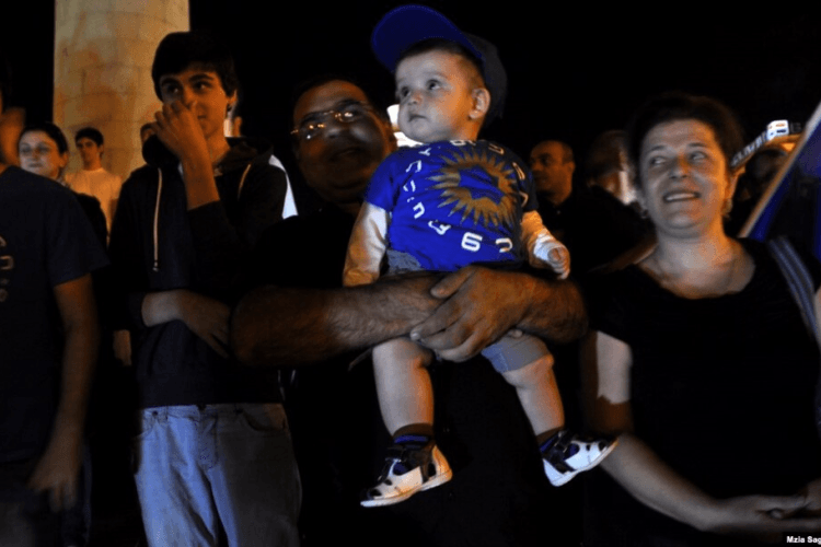 „ქართული ოცნების“ მხარდამჭრები ეგზიტპოლების შედეგებს ზეიმობენ