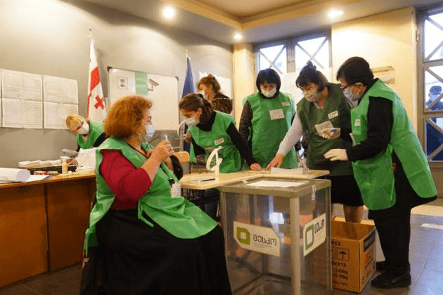 ამ დროისთვის ზუგდიდის 9-ე საარჩევნო უბანზე ხმის მიცემის პროცესი მშვიდ ვითარებაში მიმდინარეობს