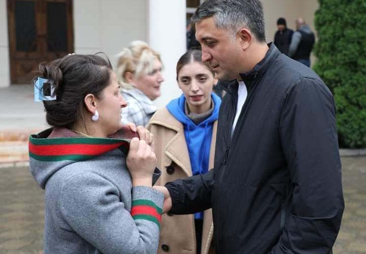 ,,ქართული ოცნების” ზუგდიდის დელეგატი დავით კოდუა ინგირში წინასაარჩევნო კამპანიის ფარგლებში ამომრჩეველს შეხვდა