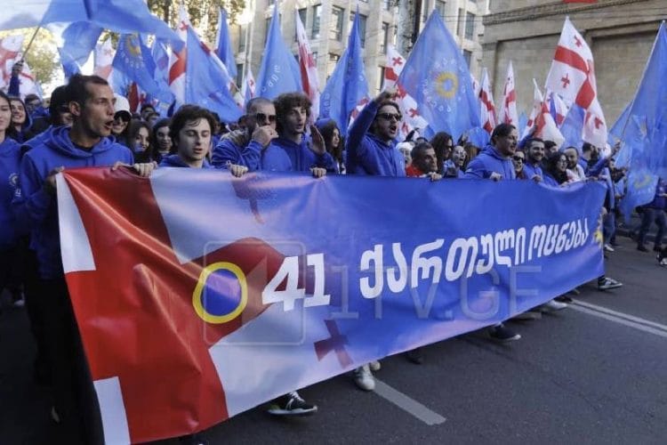 „ქართული ოცნების“ ლიდერები და მხარდამჭერები თავისუფლების მოედნისკენ მსვლელობით მიემართებიან