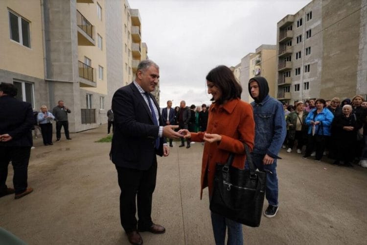 მიხეილ სარჯველაძემ 65 დევნილ ოჯახს თანამედროვე სტანდარტების ახალაშენებული, გარემონტებული ბინები გადასცა