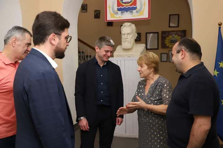 ფოთში თბილისის სახელმწიფო სამედიცინო უნივერსიტეტის პირველი საუნივერსიტეტო კლინიკის პროფესორებმა ლევან რატიანის ხელმძღვანელობით უფასო სამედიცინო აქცია გამართეს