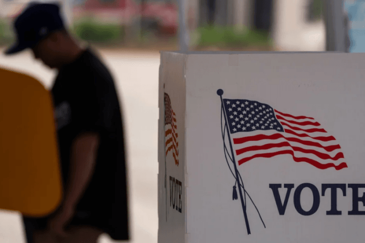აშშ-ის საარჩევნო კომისიაში აცხადებენ, რომ ხმის მიცემა შეუფერხებელი უნდა იყოს და ამომრჩეველს მოუწოდებენ, შეთქმულების თეორიებს არ აჰყვნენ