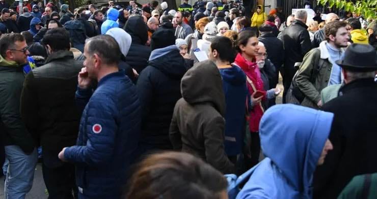 ქაოსი ოპოზიციონერებს შორის სააპელაციო სასამართლოს ეზოში