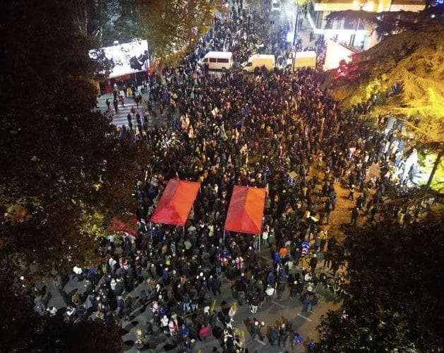 უნივერსიტეტთან ჭავჭავაძის გამზირზე ოპოზიციამ კარვები გაშალა