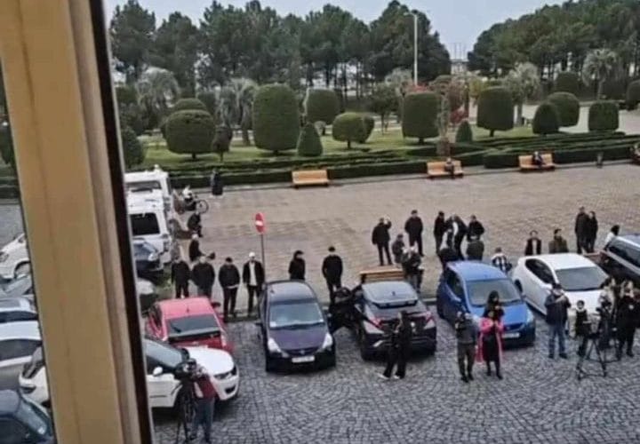 სულგაყიდული ოპოზიცია ახალგაზრდების ბინძურ თამაშში გასვრას ცდილობს და რევოლუციური ახალი პროტესტის ტალღის აგორებას ბათუმიდან იწყებს