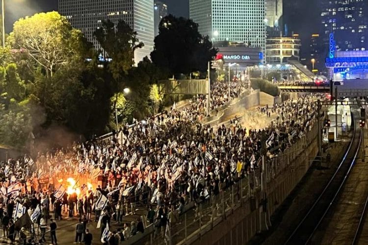 იოავ გალანტის თავდაცვის მინისტრის თანამდებობიდან გათავისუფლების გამო ისრაელში ათიათასობით ადამიანი საპროტესტო აქციებს მართავს