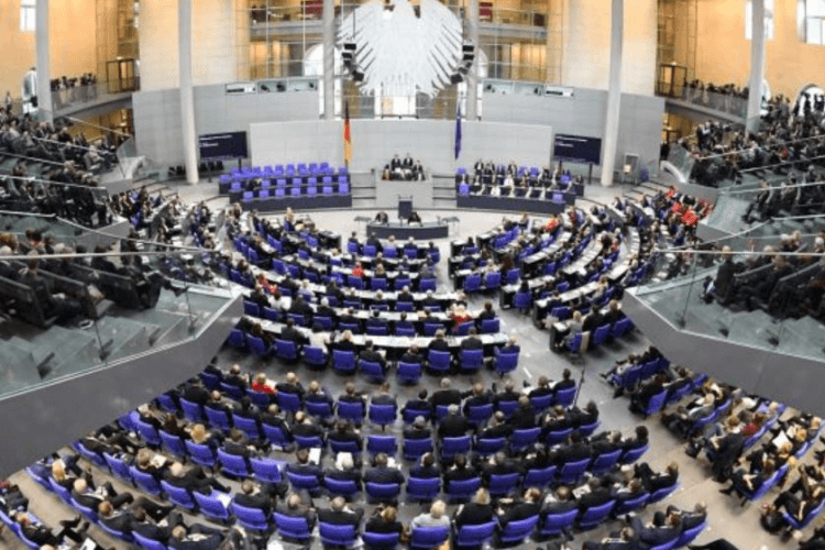 გერმანიის მმართველი კოალიციის დაშლით შექმნილი პოლიტიკური კრიზისის შედეგად ბუნდესტაგში დღის წესრიგი შეიცვალა