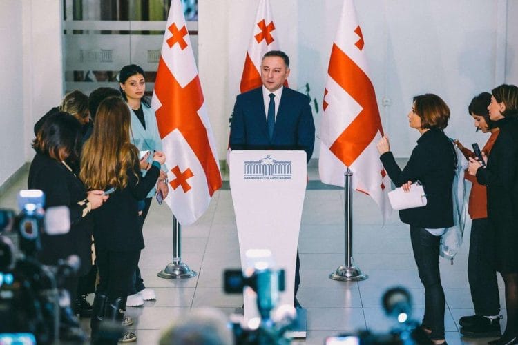 შინაგან საქმეთა მინისტრობის კანდიდატი, ვახტანგ გომელაური პარლამენტში, მთავრობისთვის ნდობის გამოცხადების ფორმატში, მოხსენებით წარდგა