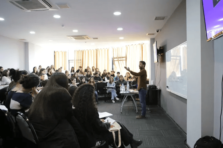 გრიგოლ რობაქიძის უნივერსიტეტში მოსწავლეებისთვის პრაქტიკული ინგლისურის სასწავლო კურსი ოფიციალურად გაიხსნა