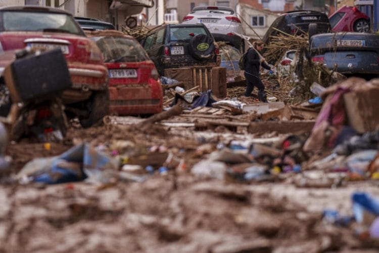 ესპანეთის პრემიერ-მინისტრი ვალენსიის რეგიონის წყალდიდობას საუკუნის ყველაზე მძიმე ბუნებრივ კატასტროფად აფასებს და ხალხის დასახმარებლად დამატებით 10 000 სამხედროს აგზავნის