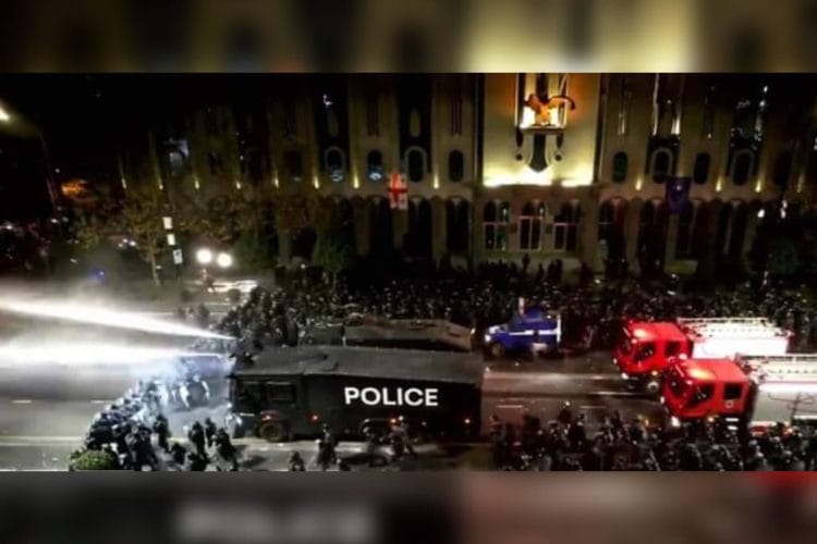 მომიტინგეები ვანდალიზმს მიმართავენ