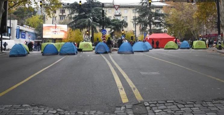 აქციის მონაწილეებმა ღამე თბილისის სახელმწიფო უნივერსიტეტის პირველი კორპუსის მიმდებარედ გაშლილ კარვებში გაათენეს