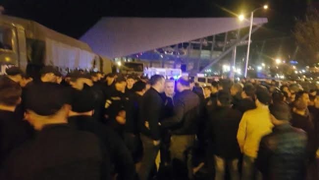 აქციის მონაწილეები ჭიჭინაძის ქუჩაზე სამართალდამცავებს თავს დაესხნენ