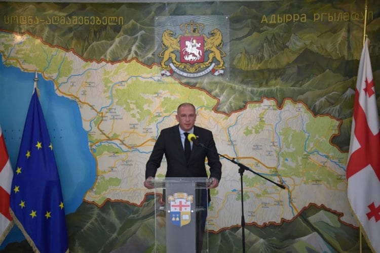 ლევან მგალობლიშვილი სოხუმის უნივერსიტეტის რექტორს და პროფესორ-მასწავლებლებს შეხვდა