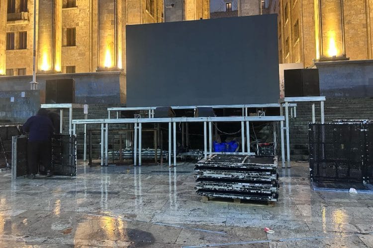 ოპოზიციამ პარლამენტთან სცენის კონსტრუქციები დაშალა