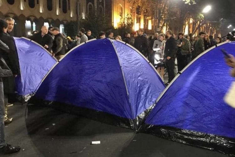 ჭავჭავაძის გამზირის მიმდებარედ რადიკალებმა 20-ზე მეტი კარავი გაშალეს