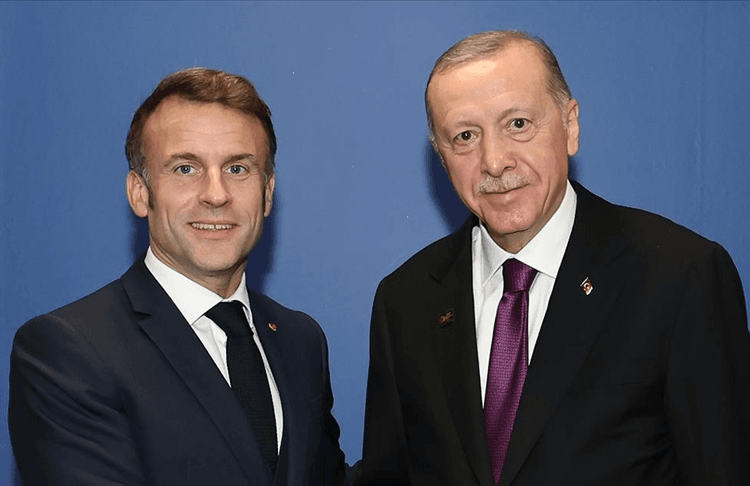 თურქეთის პრეზიდენტის ადმინისტრაცია – რეჯეფ თაიფ ერდოღანმა ემანუელ მაკრონთან შეხვედრისას ევროკავშირის მიერ თურქეთთან სავიზო რეჟიმის ლიბერალიზაციის დაპირებაზე გაამახვილა ყურადღება