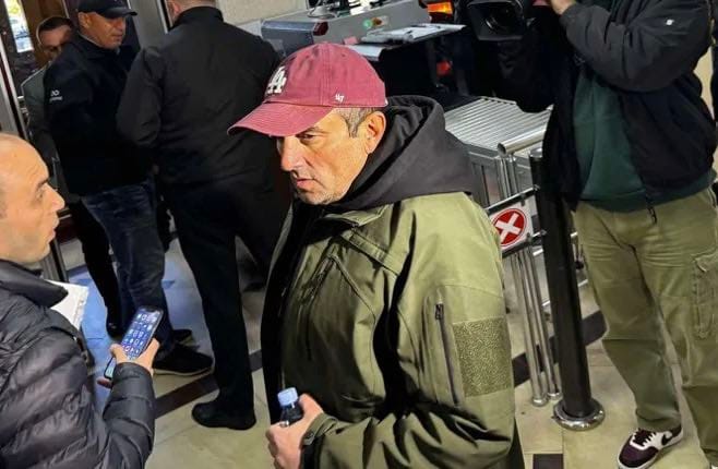 გიორგი რურუა საქალაქო სასამართლოში, მაგისტრატი მოსამართლის თანდასწრებით იკითხება – გამოძიება სახელმწიფოს გადატრიალებისა და ძალადობრივი დამხობის მუხლებით მიმდინარეობს