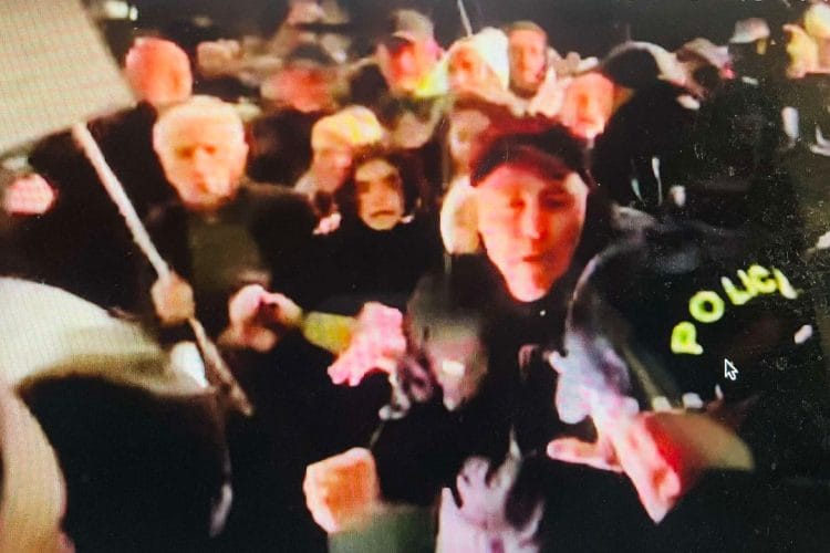 რუსთაველის გამზირზე აქციის მონაწილე სამართალდამცველს ფიზიკურად დაუპირისპირდა