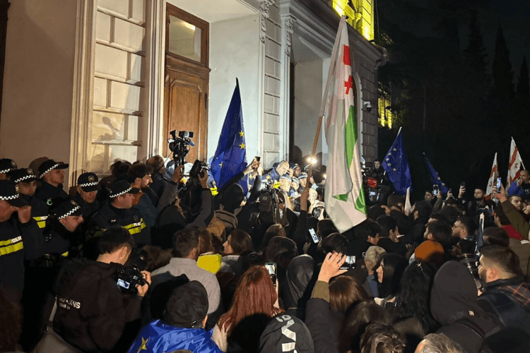 თსუ-ს მიმდებარე ტერიტორიაზე აქციის მონაწილეებს შორის დაპირისპირება მოხდა