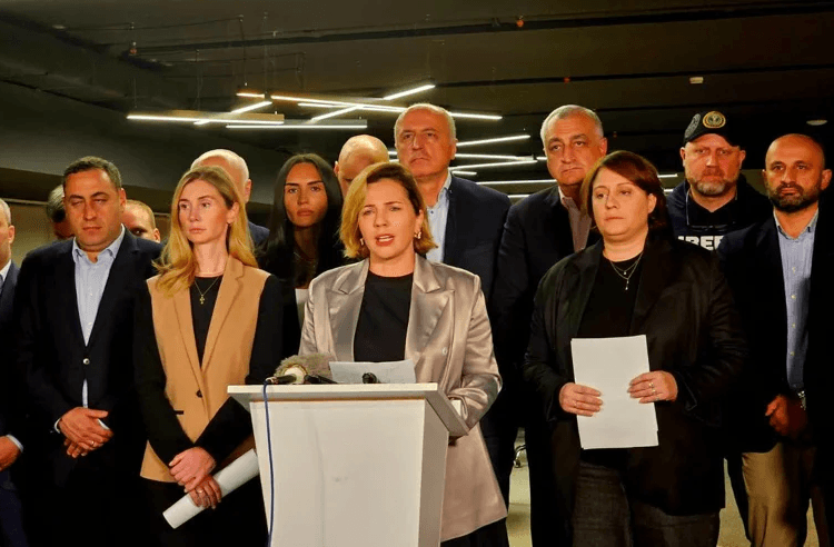 ოპოზიციურ ფლანგზე სრული ქაოსია