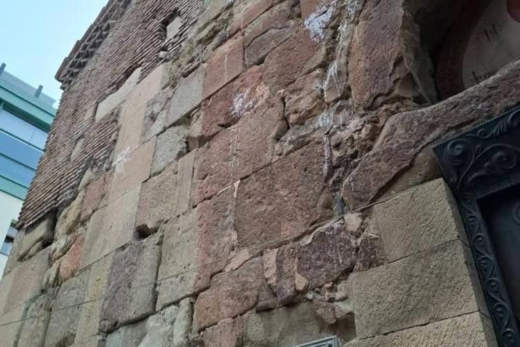 ანჩისხატის ტაძრის წინამძღვრის ინფორმაციით, დღეს დილით ტაძრის შესასვლელი ნასროლი კვერცხებით იყო მოთხვრილი