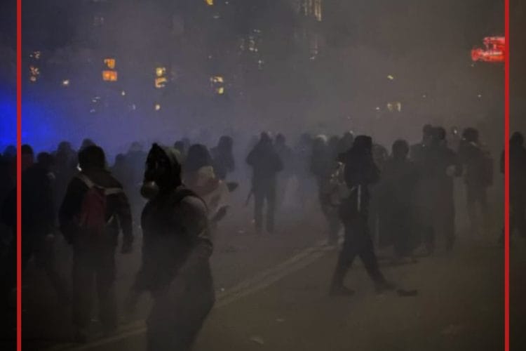 პარლამენტის მიმდებარე ტერიტორიაზე ვითარება ამ დრომდე დაძაბულია