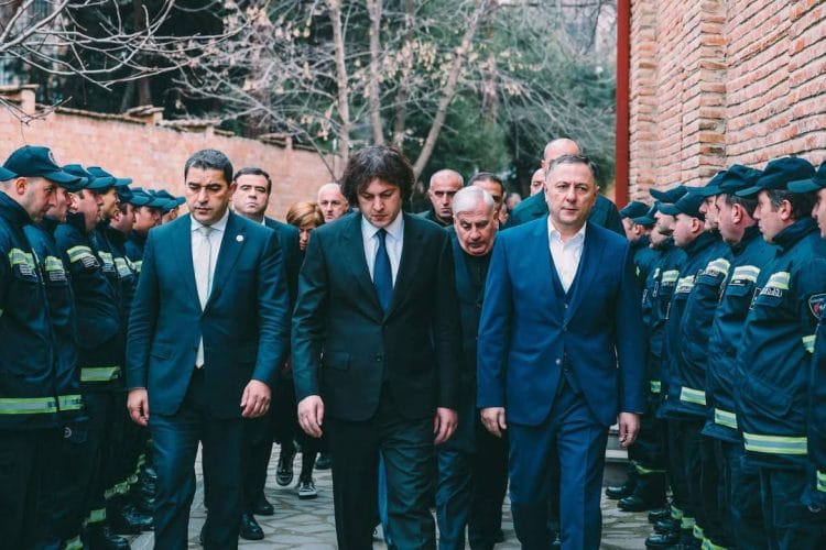 გარდაცვლილ მეხანძრე-მაშველს პრემიერ-მინისტრმა ირაკლი კობახიძემ, შინაგან საქმეთა მინისტრმა ვახტანგ გომელაურმა და სხვა მაღალჩინოსნებმა პატივი მიაგეს