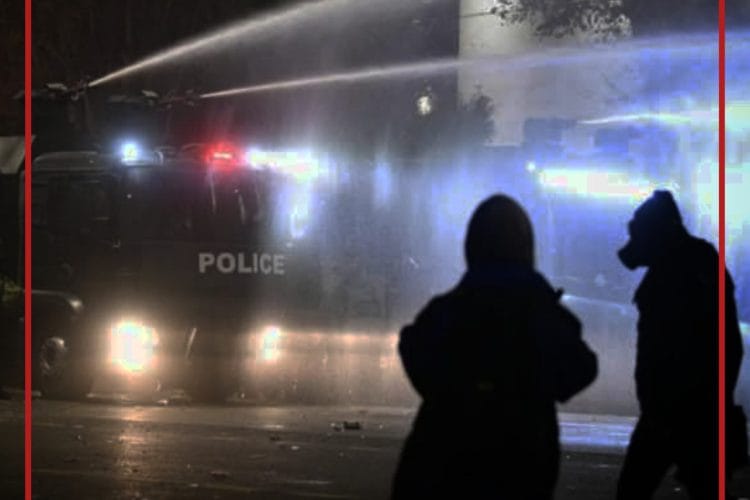 დაპირისპირება მომიტინგეებსა და სამართალდამცავებს შორის უშუალოდ პარლამენტის გვერდით ქუჩებზე მიმდინარეობს