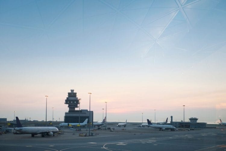 რუსული მედიის ცნობით, სავარაუდოდ, დრონების საფრთხის გამო მოსკოვის აეროპორტები დროებით დახურული იყო